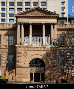 Das denkmalgeschützte Sandstein Treasury Building, Sydney (InterContinental Sydney) in der sanften Wintersonne mit schattigen Schatten Stockfoto