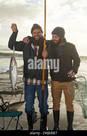 Menschen, Angeln und fröhliche Porträts am See mit Stolz, Forellen mit Werkzeugen auf dem Pier im Urlaub zu fangen. Fisherman, Freunde und Lächeln halten Fische fest Stockfoto