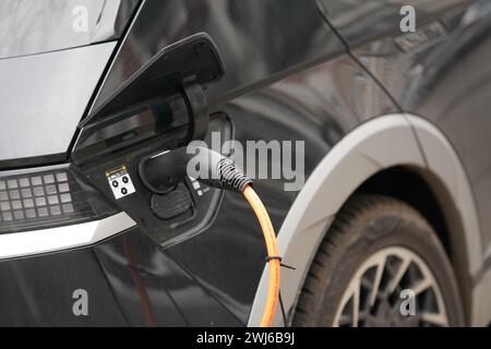 Hamburg, Deutschland. Dezember 2023. Ein Elektroauto wird an einer Ladestation aufgeladen. Quelle: Marcus Brandt/dpa/Alamy Live News Stockfoto