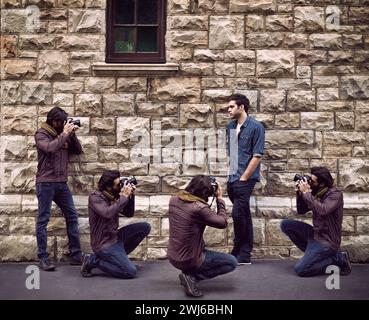 Model, Fotoshooting und Fotograf in der Stadt mit Mann oder Paparazzi, die für die Presse auf der Straße filmen. Kreativ, Projekt und Person, die für Kameramann posiert Stockfoto