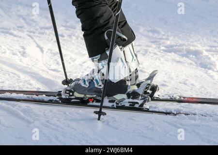 Blick auf Skischuhe, die in Skiern geklickt werden, die beim Skifahren in Vermont perfekt parallel sind. Stockfoto