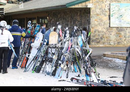 West Dover, Vermont, USA – 31. Dezember 2023: Eine Gruppe von Individuen versammelte sich, umgeben von einem riesigen Haufen von pulsierenden Skiern, die beispielhaft für ihre Arbeit sind Stockfoto