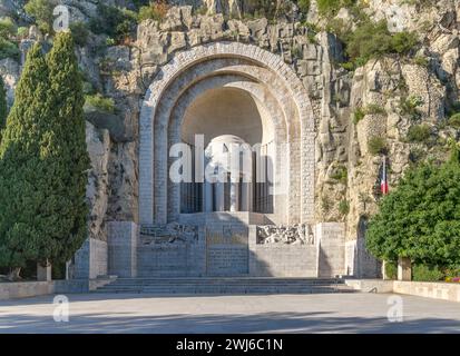 Gedenkstätte zu Ehren der Bürger von Nizza, die während des Ersten Weltkriegs getötet wurden Gelegen in den alten Steinbruchfelsen des Schlosshügels, Nizza. Abgeschlossen 1928. Stockfoto