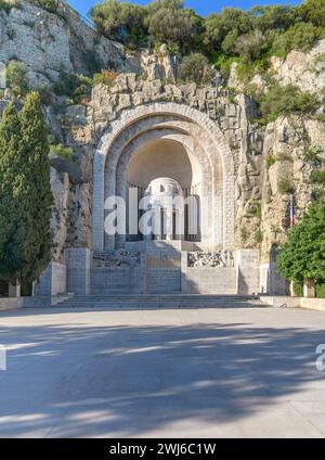 Gedenkstätte zu Ehren der Bürger von Nizza, die während des Ersten Weltkriegs getötet wurden Gelegen in den alten Steinbruchfelsen des Schlosshügels, Nizza. Abgeschlossen 1928. Stockfoto