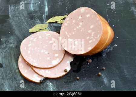 Wurst aus Schweinefleisch mit Zusatz von Fettstücken. Stockfoto