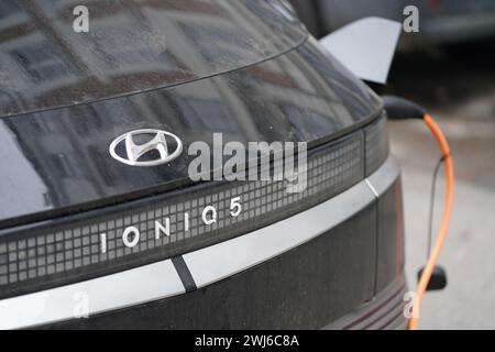 Hamburg, Deutschland. Dezember 2023. Ein Ioniq 5, ein Hyundai E-Auto, wird an einer Ladestation aufgeladen. Quelle: Marcus Brandt/dpa/Alamy Live News Stockfoto