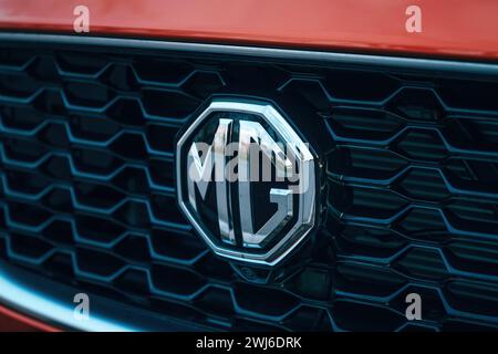 Novi Sad, Serbien - 4. Februar 2024: MG Car Logo. MG ist eine britische Automobilmarke, die in den 1920er Jahren von Cecil Kimber gegründet wurde Stockfoto