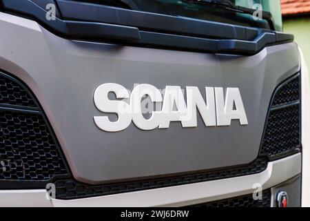 Novi Sad, Serbien - 7. Februar 2024: Scania Truck Logo. Scania entwickelt, produziert und verkauft Lkw. Stockfoto