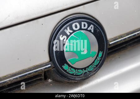 Novi Sad, Serbien - 5. Februar 2024: Altes Skoda-Logo auf abgenutztem weißen Fahrzeug. Der tschechische Automobilhersteller ist nun Teil des Volkswagen Konzerns. Stockfoto