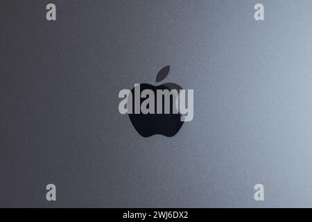 Novi Sad, Serbien - 3. Februar 2024: Silbernes Apple Macbook Pro M2 Logo, Draufsicht Stockfoto