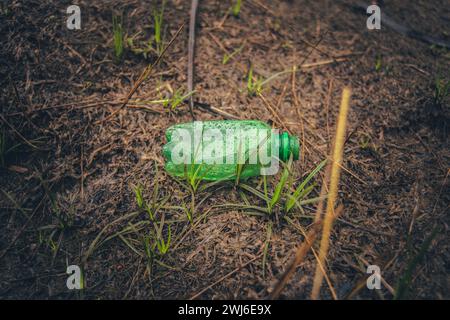 Grüne Plastikflaschenabfälle, die ich in der Natur gefunden habe Stockfoto