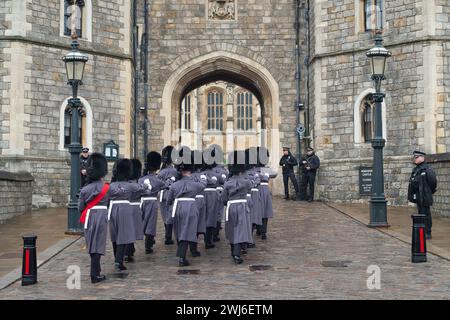 Windsor, Berkshire, Großbritannien. Februar 2024. Heute gab es keine Musikband für The Changing the Guard in Windsor, Berkshire, wegen der Rain Credit: Maureen McLean/Alamy Live News Stockfoto