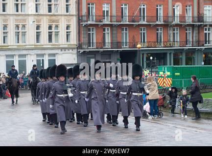 Windsor, Berkshire, Großbritannien. Februar 2024. Heute gab es keine Musikband für The Changing the Guard in Windsor, Berkshire, wegen der Rain Credit: Maureen McLean/Alamy Live News Stockfoto