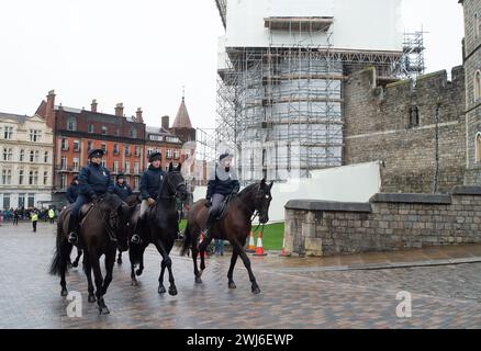 Windsor, Berkshire, Großbritannien. Februar 2024. Pferde, die dem König und der Königin gehören, kehren nach Windsor Castle zurück, um an einem regnerischen Morgen Credit: Maureen McLean/Alamy Live News Stockfoto