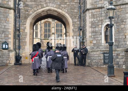 Windsor, Berkshire, Großbritannien. Februar 2024. Heute gab es keine Musikband für The Changing the Guard in Windsor, Berkshire, wegen der Rain Credit: Maureen McLean/Alamy Live News Stockfoto