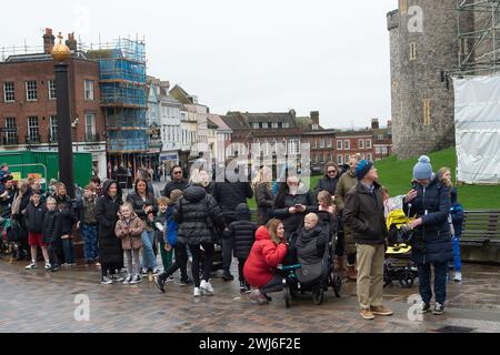 Windsor, Berkshire, Großbritannien. Februar 2024. Besucher und Einheimische warten auf den Wachwechsel in Windsor. Es gab heute keine Musikband für The Changing the Guard in Windsor, Berkshire, wegen des Regens. Quelle: Maureen McLean/Alamy Live News Stockfoto