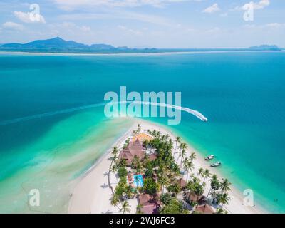 Drohnenblick auf Koh Muk, einer tropischen Insel in der Andamanensee Trang in Thailand Stockfoto