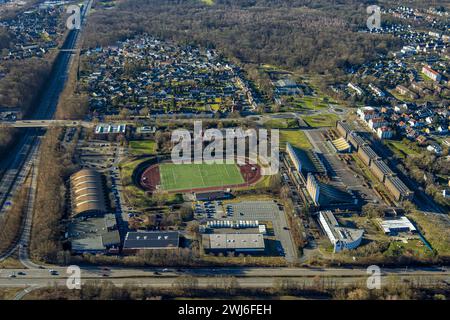 Luftbild, Sportanlage Ludwigkampfbahn an der Bahnhofstraße mit Fußballstadion und Leichtathletikstadion SG Castrop-Rauxel e.V., Willy-Brandt-Gesamtschule, Rathaus Stadtverwaltung, Stadthalle und Europahalle Forum, Westfälisches Landestheater e.V., Waldsiedlung Rosenstraße, Rauxel, Castrop-Rauxel, Ruhrgebiet, Nordrhein-Westfalen, Deutschland ACHTUNGxMINDESTHONORARx60xEURO *** Luftansicht, Sportanlage Ludwigkampfbahn an der Bahnhofstraße mit Fußball- und Leichtathletikstadion SG Castrop Rauxel e V, Willy Brandt-Großschule, Rathaus Stadtverwaltung, Stadthalle und Europahalle F Stockfoto