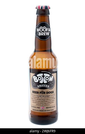 330 ml Flasche Woof and Brew Bottom Sniffer Beer für Hunde auf weißem Hintergrund Stockfoto