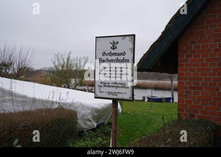 Gothmund, Deutschland. November 2023. Ein Schild im Fischerdorf Gothmund an der Trave. Quelle: Marcus Brandt/dpa/Alamy Live News Stockfoto