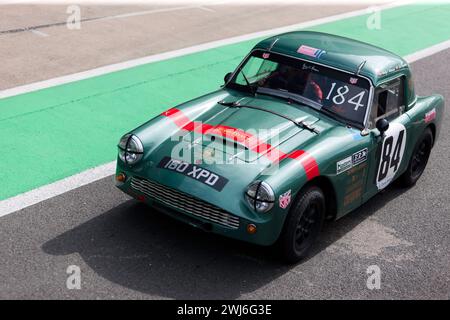 Nikolaj Mortensen fuhr mit seinem Green, 1962, Turner 1650 die Pit Lane hinunter, bevor die International Trophy for Classic GT Cars (vor 66) ausgetragen wurde Stockfoto