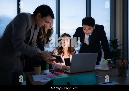 Gruppe von Brokern, internationalen Aktienhändlern, die nachts aktiv im Büro arbeiten, arbeitet Eine junge Frau an der Präsentation eines cl Stockfoto