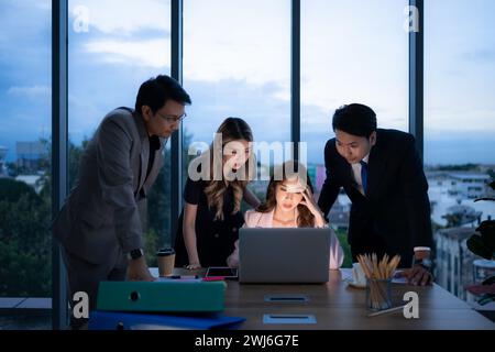 Gruppe von Brokern, internationalen Aktienhändlern, die nachts aktiv im Büro arbeiten, arbeitet Eine junge Frau an der Präsentation eines cl Stockfoto