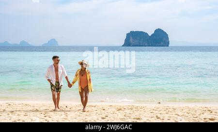 Glückliches junges Paar asiatische Frau und europäische Männer am Strand der Insel Koh Ngai in Thailand Stockfoto
