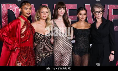 WESTWOOD, LOS ANGELES, KALIFORNIEN, USA - 12. FEBRUAR: Celeste O'Connor, Sydney Sweeney, Dakota Johnson, Isabela Moner Merced und S.J. Clarkson treffen am 12. Februar 2024 im Regency Village Theatre in Westwood, Los Angeles, Kalifornien, ein. (Foto: Xavier Collin/Image Press Agency) Stockfoto