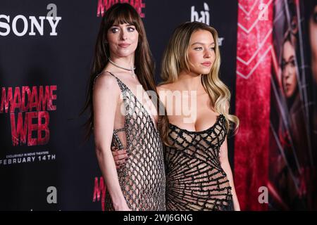 WESTWOOD, LOS ANGELES, KALIFORNIEN, USA - 12. FEBRUAR: Dakota Johnson und Sydney Sweeney kommen zur World Premiere von Columbia Pictures 'Madame Web', die am 12. Februar 2024 im Regency Village Theatre in Westwood, Los Angeles, Kalifornien, USA stattfindet. (Foto: Xavier Collin/Image Press Agency) Stockfoto