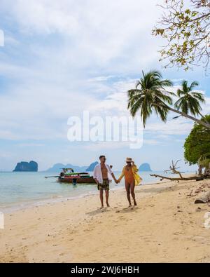 Glückliches junges Paar asiatische Frau und europäische Männer am Strand der Insel Koh Ngai in Thailand Stockfoto