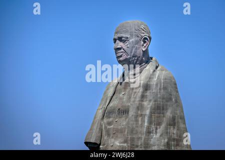 Kevadia, Gujrat, Indien-28. März 2023: Nahaufnahme von Sardar Vallabhbhai Patel Statue of Unity – die höchste Statue der Welt mit klarem blauem Himmel Stockfoto