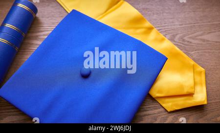 Nahaufnahme von Abschlussrobe, Mortar Board und Qualifikation oder Abschluss Stockfoto