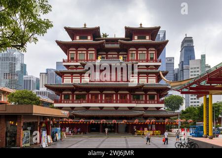 Buddha Tooth Relic Temple in Chinatown, Singapur, mit Singapurs Geschäftsviertel im Hintergrund. Stockfoto