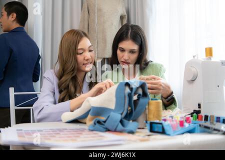 Zwei Modedesignerinnen arbeiten an einer neuen Kollektion von Kleidung. Stockfoto