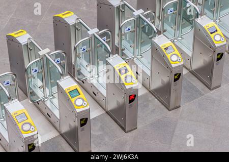 Den Haag, Niederlande - 31. Januar 2024: Check-in und Check-out-Gate im Hauptbahnhof in den Haag, Niederlande Stockfoto