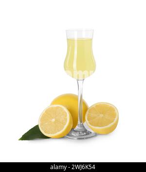 Likörglas mit leckerem Limoncello, Zitronen und grünem Blatt isoliert auf weiß Stockfoto