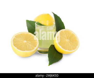 Glas mit leckerem Limoncello-Likör, Zitronen und grünen Blättern isoliert auf weiß Stockfoto