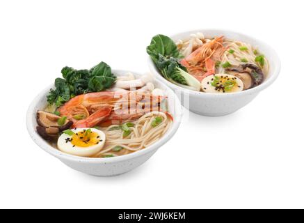 Köstliche Ramen mit Garnelen und Eiern in Schüsseln isoliert auf weiß. Nudelsuppe Stockfoto