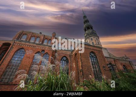St. Die Peterkirche ist eine lutherische Kirche in Riga, der Hauptstadt Lettlands, die dem Heiligen Peter gewidmet ist. Sie ist eine Pfarrkirche des evangelisch-lutherischen CH Stockfoto
