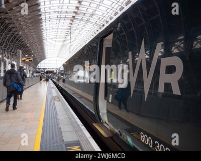 Pendler in London Paddington besteigen während der Morgenspitze im Februar 2024 eine Great Western Railway (GWR). GWR wird von FirstGroup betrieben und bietet wichtige Hochgeschwindigkeits-, Regional- und Pendlerverbindungen von diesem historischen Terminal zu Zielen in Südwestengland, Südwales und dem Themental. Stockfoto