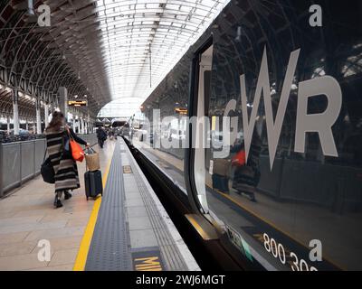 Pendler in London Paddington besteigen während der Morgenspitze im Februar 2024 eine Great Western Railway (GWR). GWR wird von FirstGroup betrieben und bietet wichtige Hochgeschwindigkeits-, Regional- und Pendlerverbindungen von diesem historischen Terminal zu Zielen in Südwestengland, Südwales und dem Themental. Stockfoto