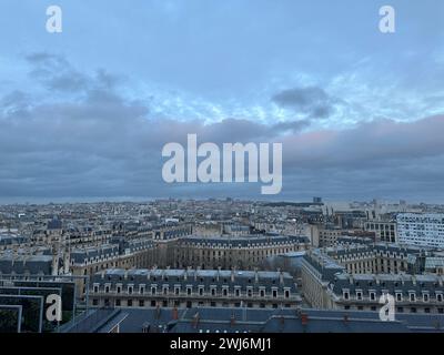 Wunderschöne Gebäude in Paris an bewölktem Tag, Blick vom Hotelfenster Stockfoto