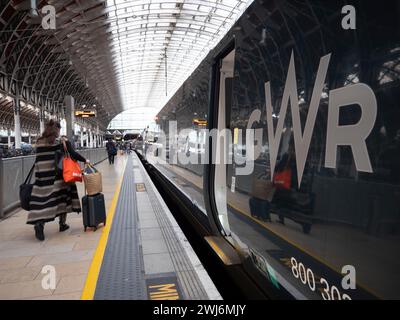 Pendler in London Paddington besteigen während der Morgenspitze im Februar 2024 eine Great Western Railway (GWR). GWR wird von FirstGroup betrieben und bietet wichtige Hochgeschwindigkeits-, Regional- und Pendlerverbindungen von diesem historischen Terminal zu Zielen in Südwestengland, Südwales und dem Themental. Stockfoto