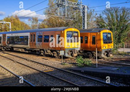 Elektrisch betriebener Pendlerzug barnt Green Station West midlands england großbritannien Stockfoto