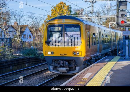 Elektrisch betriebener Pendlerzug barnt Green Station West midlands england großbritannien Stockfoto