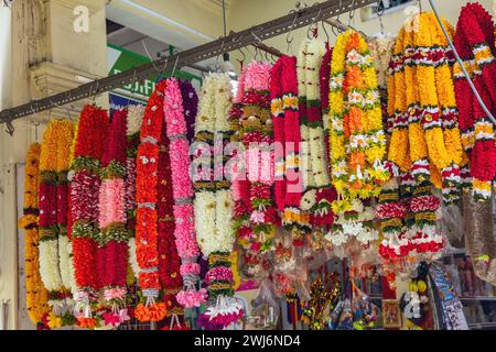 Blume stall verkaufen Girlanden für Tempel Angebote, Little India, Singapur Stockfoto