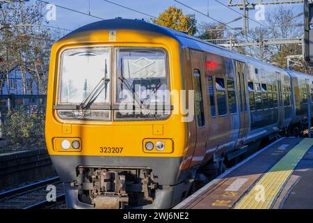 Elektrisch betriebener Pendlerzug barnt Green Station West midlands england großbritannien Stockfoto