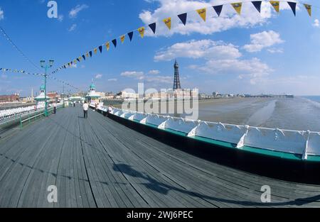 Großbritannien, Lancashire, Blackpool, South Peer und der Blick auf den Strand, Peer und den Tower. Stockfoto