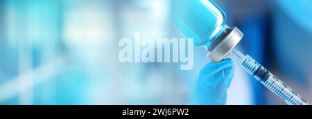 Arzt füllt Spritze mit Medikamenten aus Glasfläschchen auf verschwommenem Hintergrund, Großaufnahme. Bannerdesign Stockfoto
